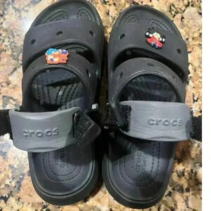 Crocs Kids Sz J3 Classic All Terrain Slide Sandals Black. includes Charms